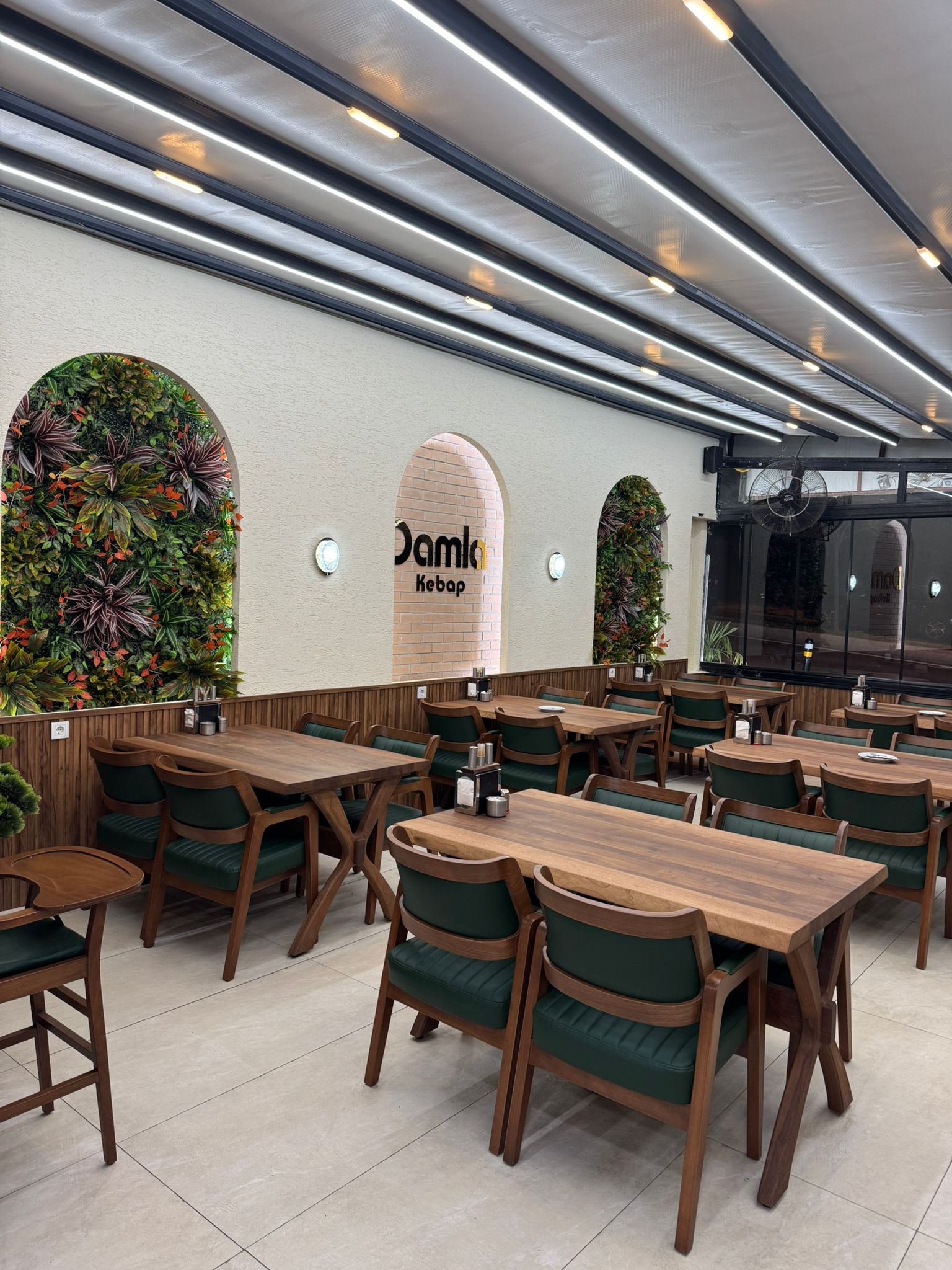 İç Mekan Görünümü: Damla Kebap Restoranının modern ve şık atmosferi