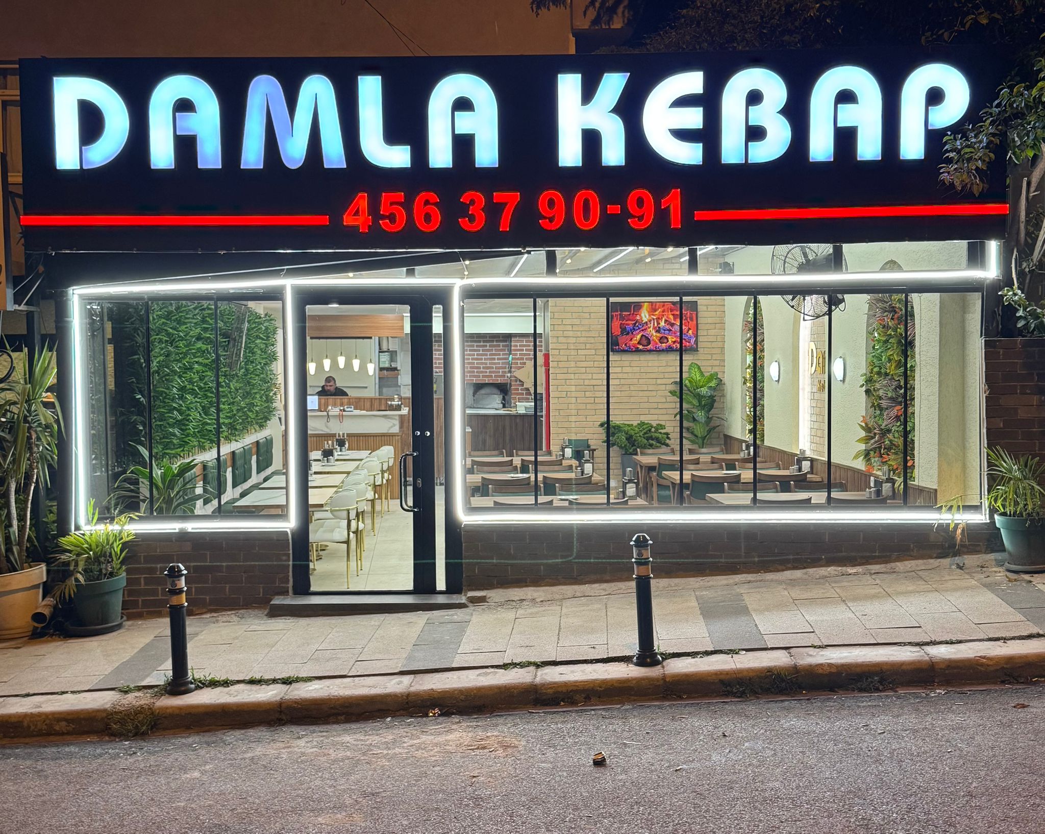 Damla Kebap'ın gece görünümü ve dış cephesi