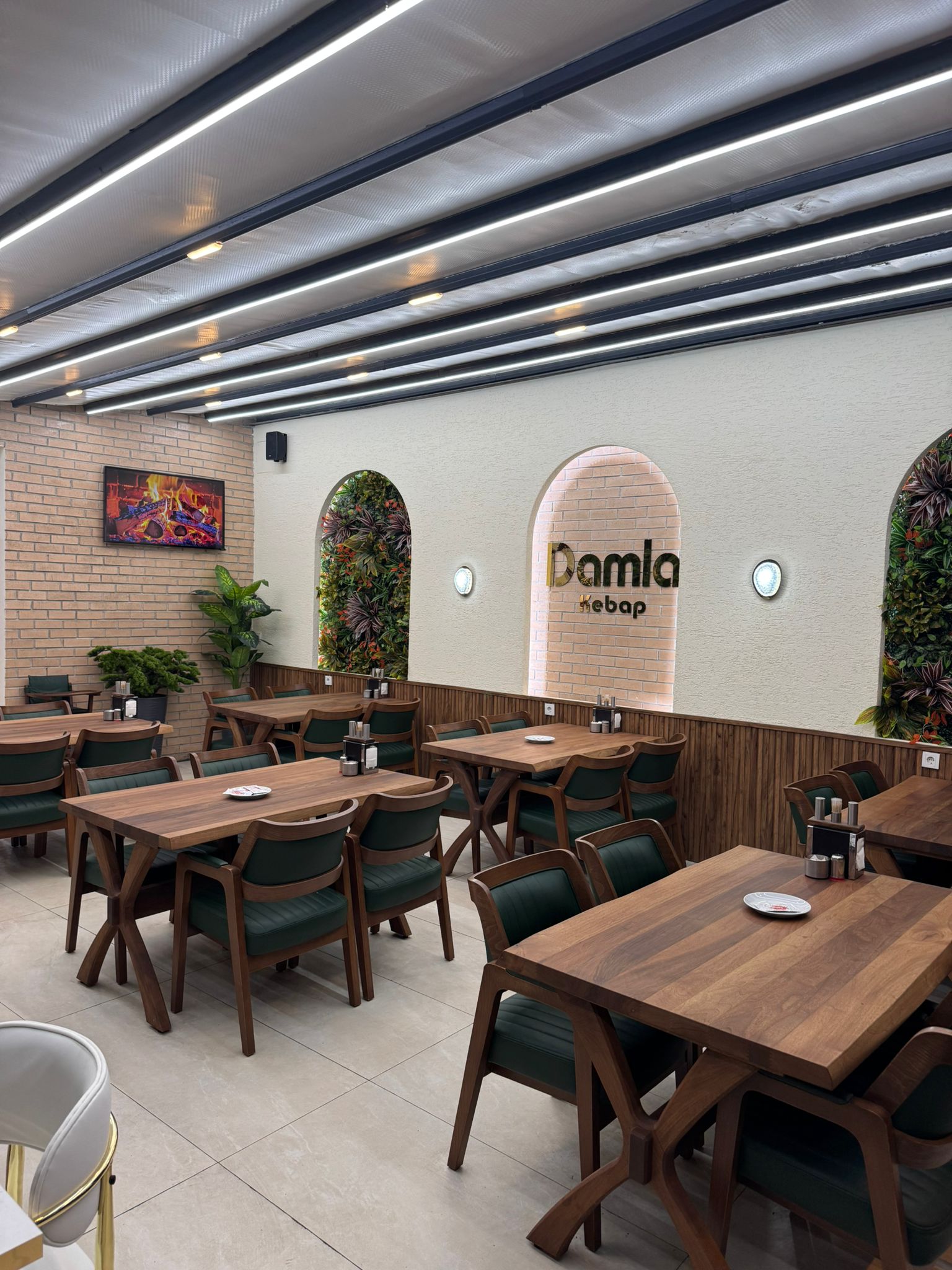 Damla Kebap'ın modern ve şık iç mekanı